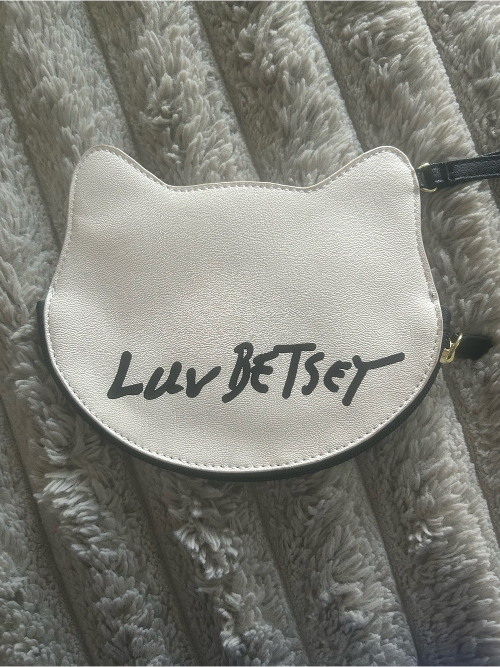 Luv Betsey by Betsey Johnson Cat Face wristlet | White Leopard Novelty Kitty Bag - Picture 2 of 4